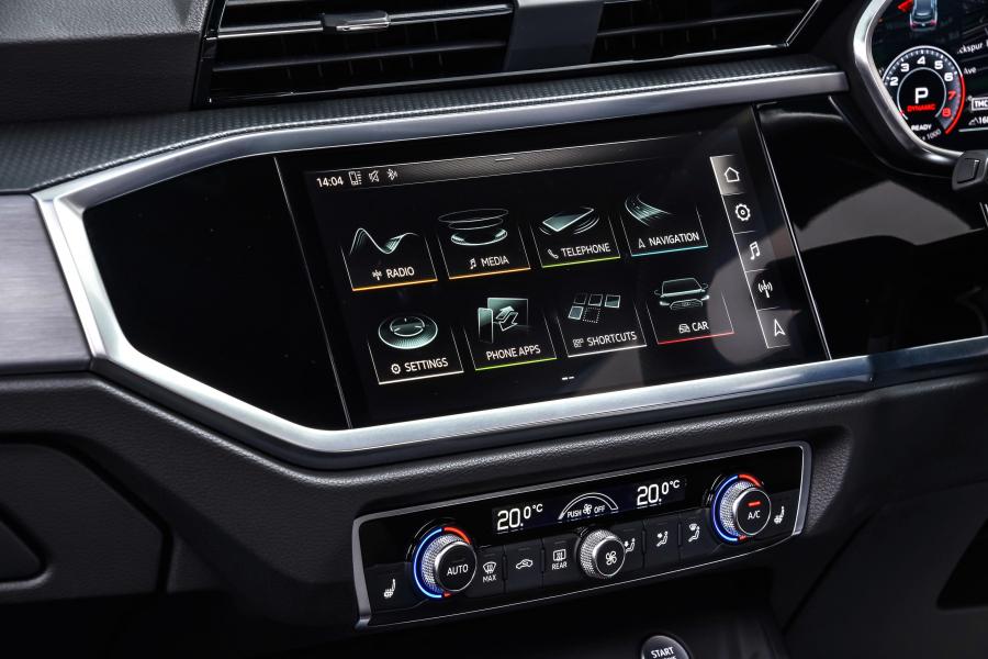 Детали интерьера Audi Q3 35 TFSI S-Line 2019 года  (ZA) (фото 4 из 18)